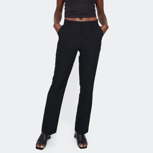 Kostymbyxor bikbok - Vilma kostymbyxor från bikbok, storlek 36, innerbensmåttet är 80cm, midja 68, höfter 94, köpte för 399 och är använda fåtal gånger, 280kr inkl spårbarfrakt