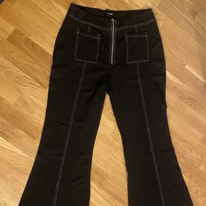 Svarta byxor  - Svarta byxor med vit sömm. Sitter riktigt bra på! Frakt tillkommer :)