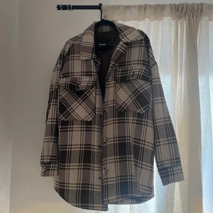 Pull & Bear kappa - Snygg kappa från pull&bear. Nypris var: 399kr💘 inte använd mer än två ggr, gott skick! Den är brun/vit