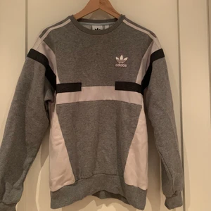 Tjocktröja - Adidas - Grå tjocktröja från Adidas med mörkgrå/vita detaljer🤍 Storlek xs men är ganska oversize på mig som är 167 (brukar ha S)