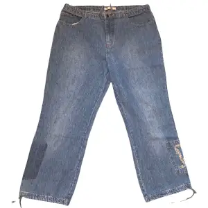 Baggy jeans med fett cleana fickor och broderier o grejer. De står XXL på taggen men dom sitter typ som de va runt storlek 36