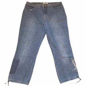 Baggy y2k jeans - Baggy jeans med fett cleana fickor och broderier o grejer. De står XXL på taggen men dom sitter typ som de va runt storlek 36