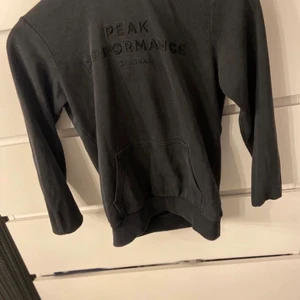Peak performance hoodie - En väldigt snygg hoodie som tyvärr blivit för liten för mig, användt men mycket bra skick. Storlek XS. Pris: 250kr (frakten ingår i priset)