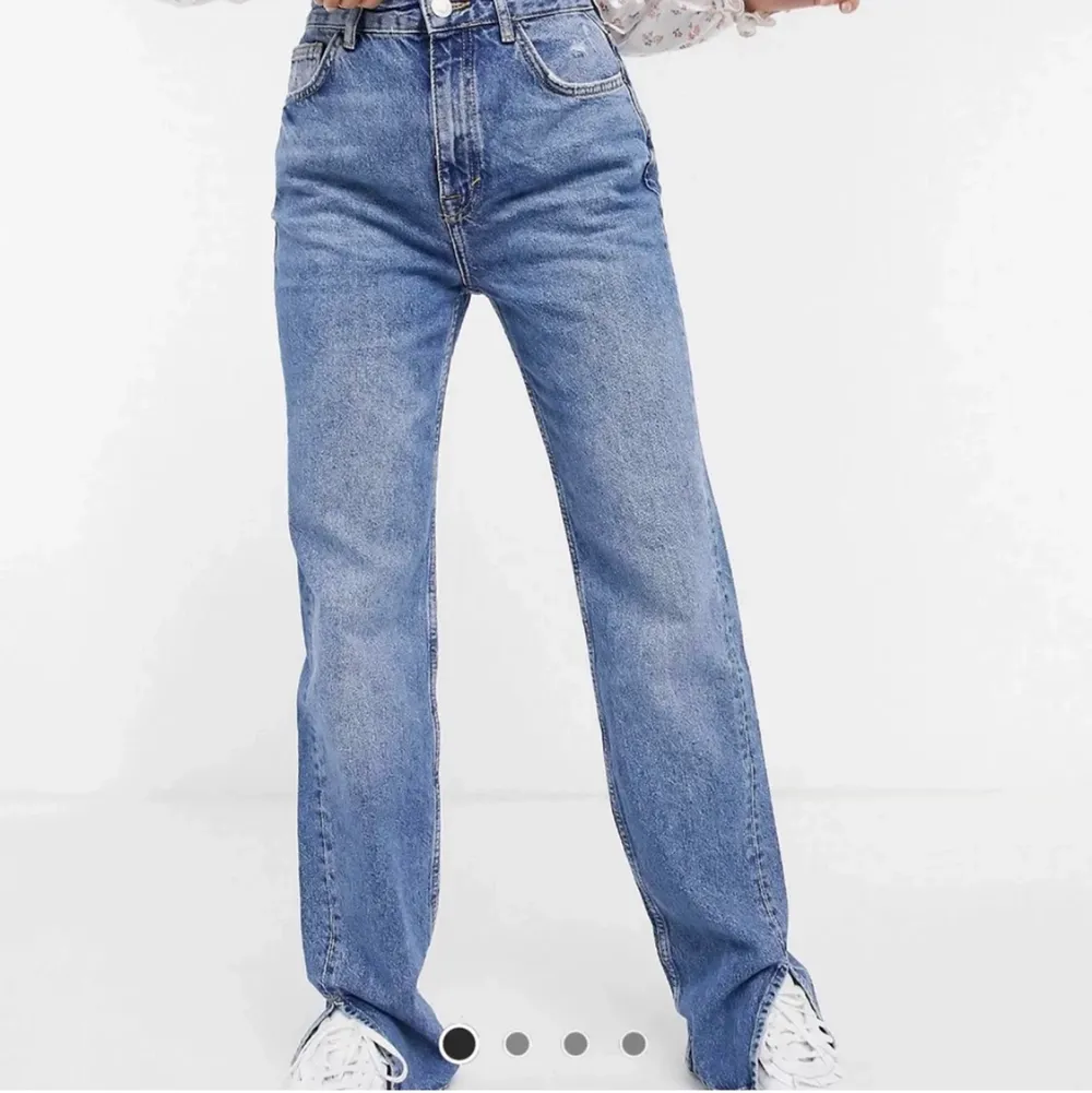 Säljer dessa jeans me slits! Har sålt dessa i storlek 36 en gång därav att de finns på mitt konto . Dessa är i storlek 34 . Långa o skit snygga! Säljer då de inte kommer till användning längre . Jeans & Byxor.