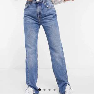 Säljer dessa jeans me slits! Har sålt dessa i storlek 36 en gång därav att de finns på mitt konto . Dessa är i storlek 34 . Långa o skit snygga! Säljer då de inte kommer till användning längre 