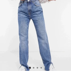 Jeans  - Säljer dessa jeans me slits! Har sålt dessa i storlek 36 en gång därav att de finns på mitt konto . Dessa är i storlek 34 . Långa o skit snygga! Säljer då de inte kommer till användning längre 