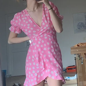 Sommar klänning - Så fin och perfekt till sommaren! Storlek M men passar mig som ligger mellan S och M🤗