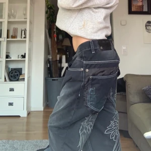 Baggy Jeans!! - Säljer ett par ascoola jeans som jag har använt typ 1-3ggr! Har inga fläckar eller liknande skador! Modellen är avklippt där nere så skulle nog passa någon som är 155-165 beror på hur man vill ha dem💋💋 Köptes för 350-400 kommer inte riktigt ihåg! Skulle säga att de sitter i strl M! Passar både tjejer och killar!! Kom privat elelr kmt för fler frågor eller bilder
