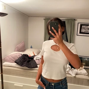 Vit vardagstopp  - Säljer denna super fina och bekväma vardagstopprn som passar till det mesta❤️