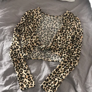 Leopard crop-top - Så snygg tight crop-top med leopard mönster som har öppen rygg! använd 1 gång🥰