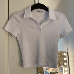 Vit tröja -  Verkligen jättefin vit t-shirt i ribbat material från New yorker säljer du har fullt i garderoben i nyskick🤍skriv privat för frågor pris kan diskuteras vid snabb affär