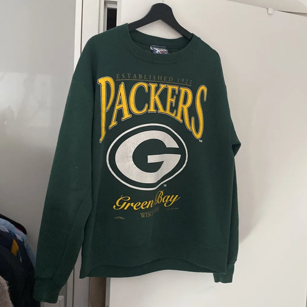 Vintage NFL Sweatshirt med laget Packers. Tröjans märke är Lee Sports och är i storlek M . Tröjor & Koftor.