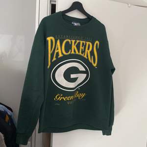 Vintage NFL Sweatshirt med laget Packers. Tröjans märke är Lee Sports och är i storlek M 