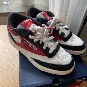 REEBOK CLUB C MID || - Helt nya aldrig använda. Säljes pga köpte ett par andra. Storlek 36 men !!! Är stora i storleken och jag som vanligtvis har storlek 37-38 kan ha dem (o de passar bra). Helt nya med kartong o prislapp. 