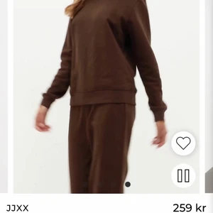 sweatshirt  - inget fel på denna, använder ibland men kan lika gärna sälja. 💕(fortande spegeln som är smutsig)