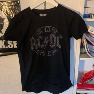 Bandtröja - ACDC tröja, vet inte vart ifrån den är, är barnstolen men passar S