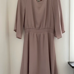 Twist and Tango Laila Dress strl 36 - Bra skick! Använt 2 gånger, upplevs lite större i storleken. Färgen beskrivs som rosa/beige. 