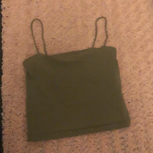 Gina tricot linne  - Ett Gina tricot linne i mörkgrön färg, storlek s. Ganska använd men i bra skick.