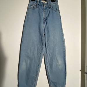 Jättta fina ballong leg jeans från Levis. Säljer på grayens av att dom inte används💕 Ny pris 1 190 köparen står för frakt😊