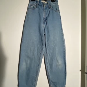 Levis jeans storlek 23x26 - Jättta fina ballong leg jeans från Levis. Säljer på grayens av att dom inte används💕 Ny pris 1 190 köparen står för frakt😊