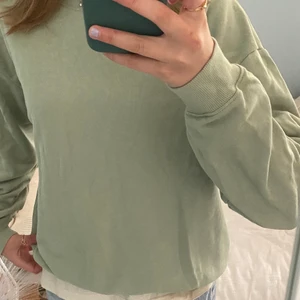 Ljusgrön sweatshirt  - Ljusgrön sweatshirt från Monki. Skönt material och bra passform. Har två små fettfläckar som ej går bort, men annars är den i bra skick💕Perfekt till vår/sommar🤩