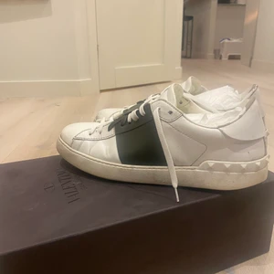 Valentino Skor - Valentino Open Sneakers, skorna är tillsalu på två konton! box och kvitto finns!
