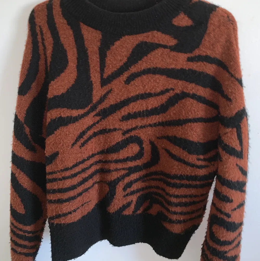 SNYGG zebra tröja från newyorker! Kommer inte till användning längre därav säljer jag den!!. Stickat.