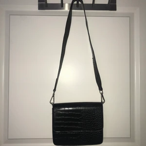 Svart väska  - Axelremsväska i svart skinimitation från Gina tricot💕