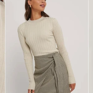 Topp från NA-KD - Super fin stickad topp med höghals från nakd, storlek S och sitter super fint på.