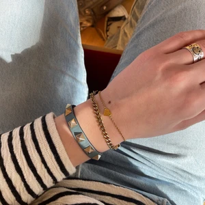 Valentino armband - Valentino rockstud armband, använt en del så lite slitet men ändå väldigt fräscht. Nitarna är i någon slags blandning av guld o silver så passar snyggt med både silver o guldsmycken! Fråga om ni undrar något eller vill ha fler bilder💕