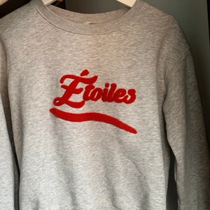 Snygg tröja - As skön grå tröja med snyggt tryck men kommer tyvärr inte till användning längre❣️ Stolek s