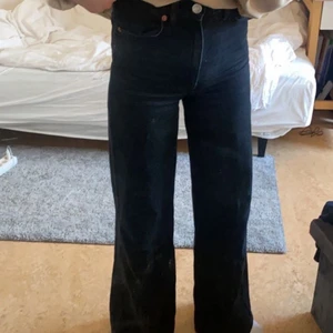 Svarta Zara jeans - Jättefina byxor från zara som tyvärr blivit för små. Sparsamt använda. Buda i kommentera 