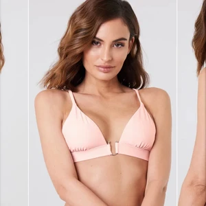 Rosa bikini - Säljer denna jättesöta bikini-överdel från nakd då den är för liten för mig. Den har en fin metalldetalj framtill men som har rostat en aning på baksidan. Ej vaddering i! Använd fåtal gånger men tvättar såklart innan försäljning💞
