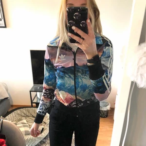 Adidas tröja - Jättehäftig adidaströja med landskap på som inte längre kommer till användning. Storlek 34. Använd ca 5 gånger så i princip som ny! Nypris 799. Köparen står för frakten!✨⚡️🕺🏼