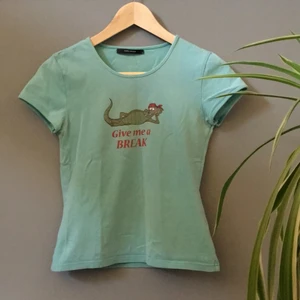 Rolig tröja✨ - En blå tröja med roligt tryck från Vero Moda. Är i storlek S 💙 (Säljer en till på min sida)