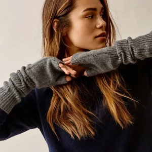 Vantar från Soft Goat - Vantar med öppning framtill som är 100% Cashmere. Köptes för 2 år sedan, köptes för 699 kr! Nästintill nya då de använts sparsamt. Köparen står för frakten