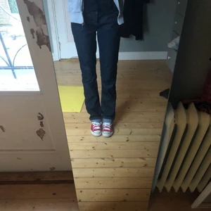 Jeans - Jag säljer nu mina jätte fina lågmidjade jeans för att dom tyvärr är för stora i midjan för mig😩 jag är en storlek s-xs och är ungefär 166 cm lång och skulle säga att dessa passar en större s eller en liten m. Dom är långa i benen som ni ser på bilden så passar folk runt 170 också😊 fler bilder i chatten om så önskas annars startbud 100kr eller köp direkt för 300kr+frakt💗
