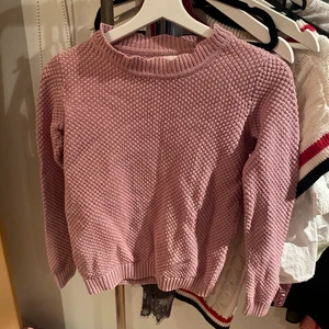 Stickad tröja - Stickaf tröja i en gammelrosa färg, är tyvärr för liten för mig och säljer därför😊 Köpt i danmark och är strl xs