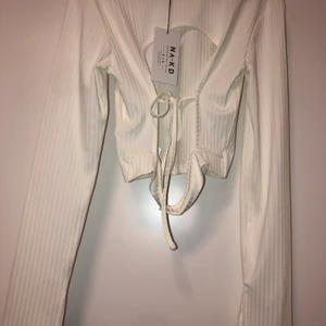 Snygg oanvänd tröja från NAKD med snygg rygg! - Jättesnygg oanvänd tröja från NAKD prislappen är kvar!