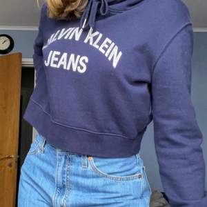 Supersöt hoodie från Calvin Klein i storlek S, mörkblå och bra skick. 💕 Nypris 1163,07kr på Asos.