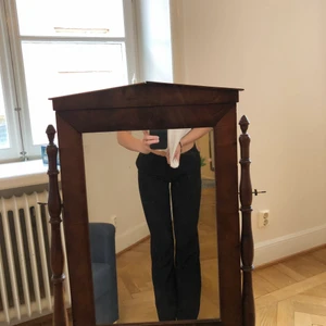 Åhléns kostymbyxor strl 34 - Snygga simpla kostymbyxor i relativt vardaglig fattning. Knapp samt ”hake” i midjan. Varken hög/lågmidjade utan något emellan som sätter sig mitt i svanken.