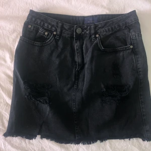 jeanskjol - asball svart jeanskjol med lite slitningar från nelly✨✨🍭