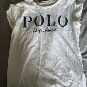 Tshirt - En vit tshirt som inte längre använda pga att den inte passar, super skön annars💓