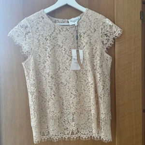 Spets topp - Säljer min super fina ljus rosa/biega spets topp som aldrig har kommit till användning. Prislappen är kvar och nypris är 499 kr