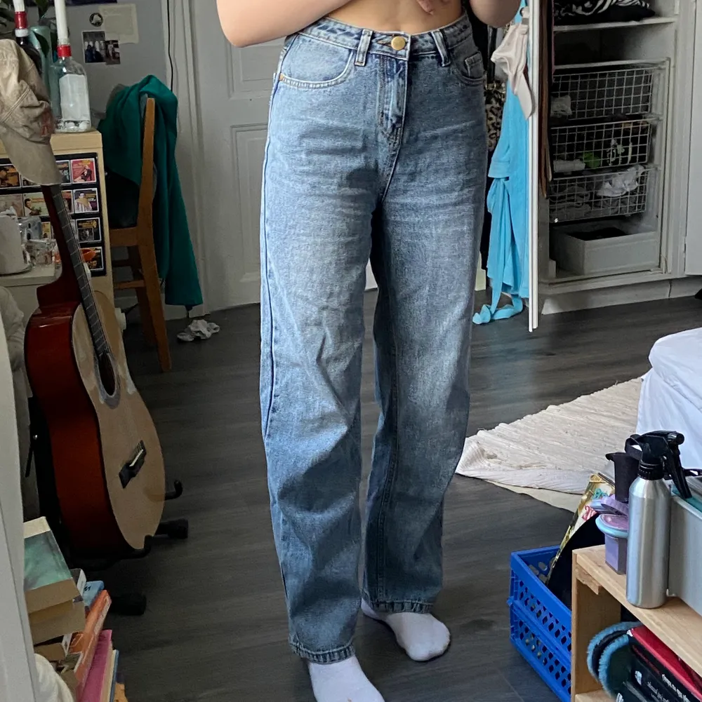 Ljus jeans. Vida ben och perfekt längd för mig som är 163cm. Köparen står för frakten☺️. Jeans & Byxor.