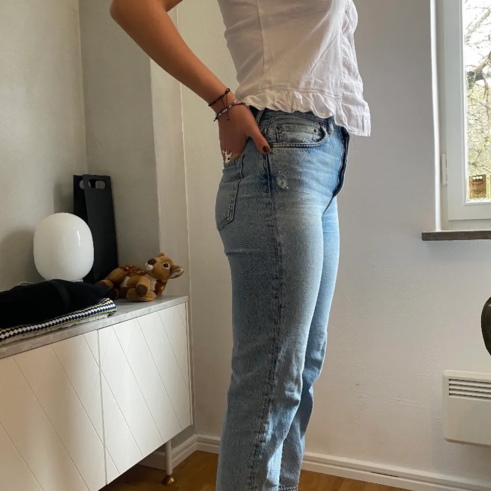 Säljer ett par sååå fina Acne jeans (Blå konst). Modellen är 173cm lång och storleken på jeansen är W28L32. Nypris: 2100kr. Använda ett fåtal gånger och skicket är som nytt☺️passar perfekt nu till sommaren . Jeans & Byxor.