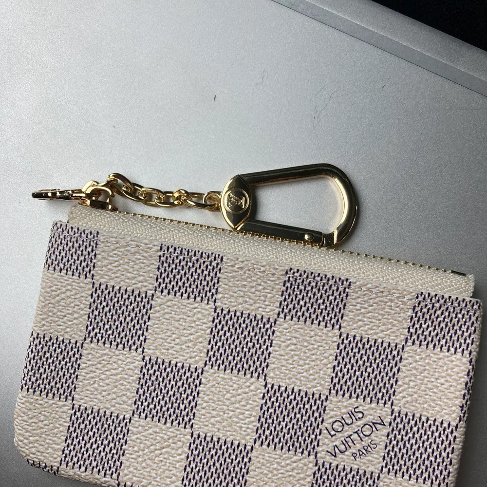 Louis Vuitton plånbok/korthållare. Du kan ha ditt kort, nycklar, kontanter där i osv. Kan inte garantera äktenhet där av priset . Accessoarer.