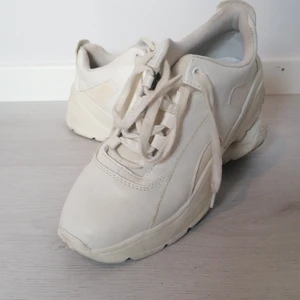 Vita sneakers🌺 - 🌺Skorna är använda ett par gånger. 