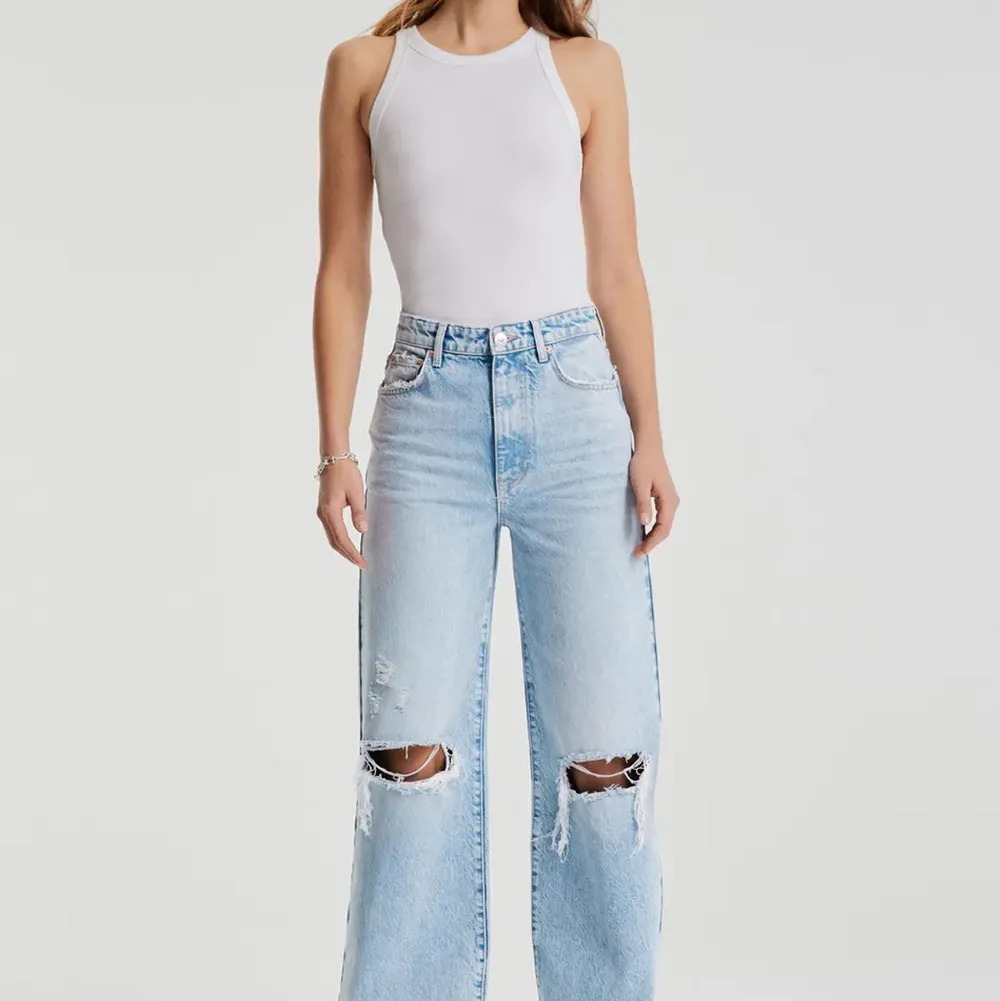 Skittsnygga jeans från Gina se bild på färgen på sida 2. Endast använda ett fåtalgånger men sitter lite smått på mig❤️ köpta för 599❤️🦋 skriv vid intresse🦋. Jeans & Byxor.