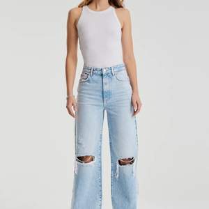Skittsnygga jeans från Gina se bild på färgen på sida 2. Endast använda ett fåtalgånger men sitter lite smått på mig❤️ köpta för 599❤️🦋 skriv vid intresse🦋